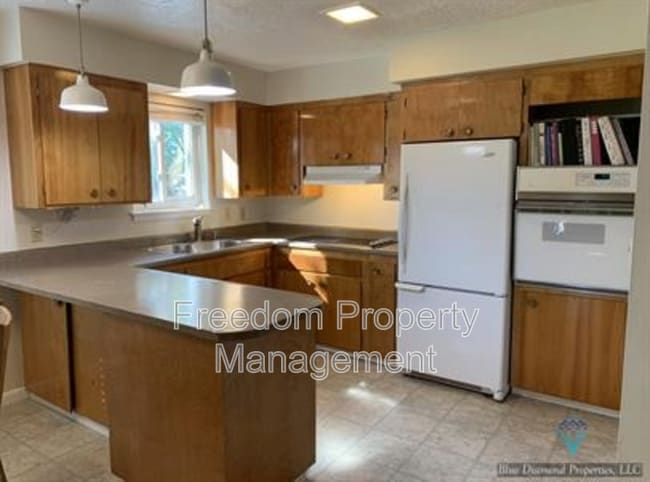 Building Photo - 2821 N Weaver Cir