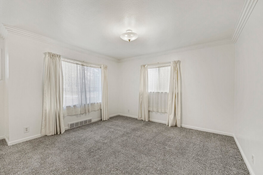 Building Photo - 225 E 2nd S