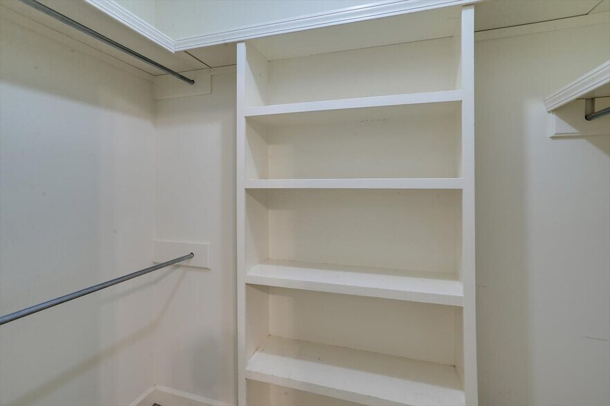 Building Photo - 1330 Roxbury Ct