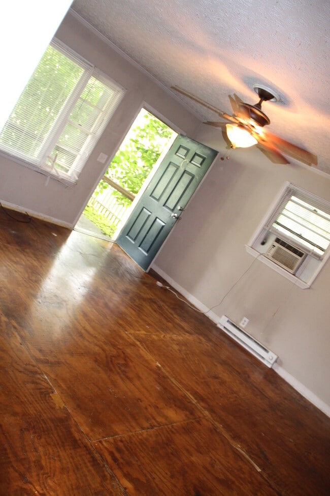 Building Photo - East Nashville 2 Bedroom Apartment!