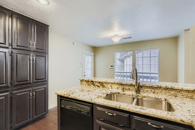 Building Photo - 3323 Augusta Blvd