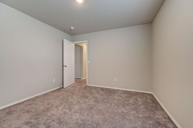 Building Photo - *** $250 MOVE-IN SPECIAL  *** Charming 4-Bed 2-Bath Home in Stillwater! *** $250 MOVE-IN SPECIAL ...
