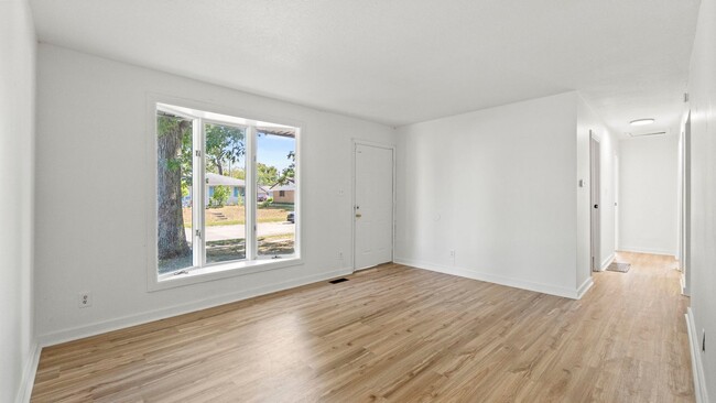 Building Photo - COMING SOON! 3 BEDROOM HOME!