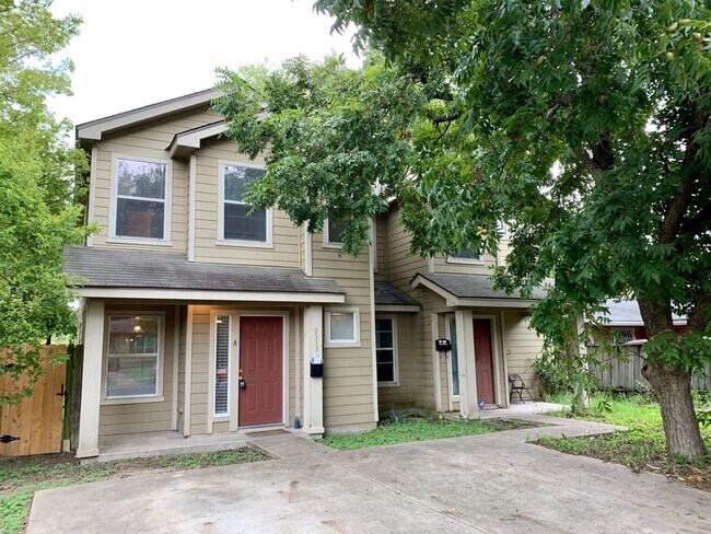 Building Photo - Lovely 3 bedroom, 2.5 bathroom Duplex in A...