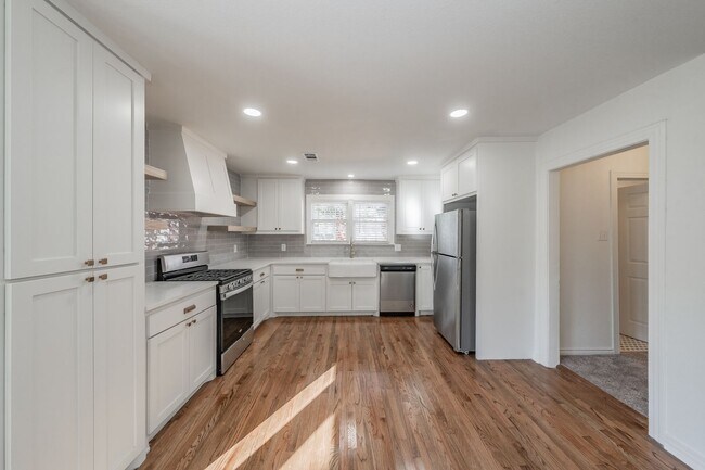Building Photo - CHARMING HOME Close to TCU Campus!