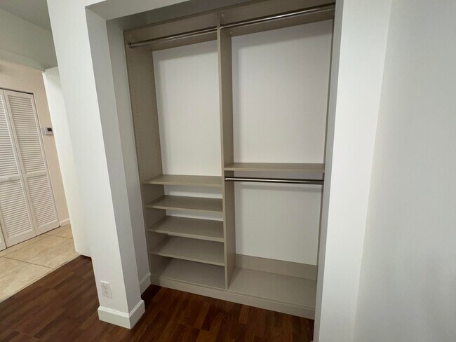 Building Photo - 6447 Parkview Dr