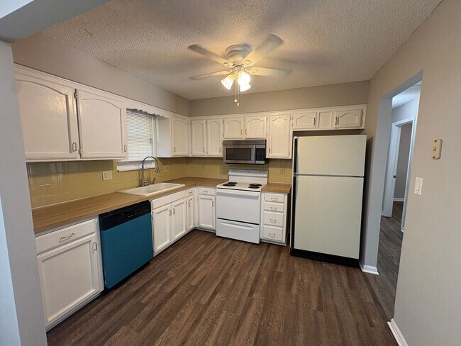 Building Photo - 3 Bedroom 2 Bathroom Available Now! Blue Springs, MO!!