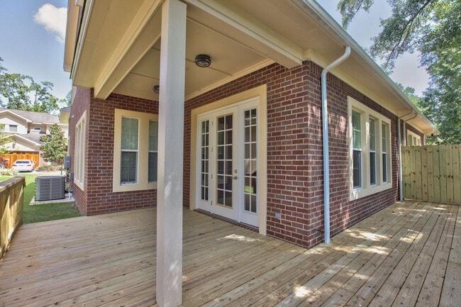 Building Photo - Unbelievable 3 Bedroom 3 Bathroom Upscale Town Home