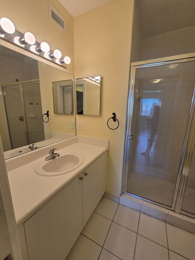 Building Photo - RESORT STYLE, BEAUTIFUL 2 BEDROOM AND 2 BATHROOMS ON THE TOP FLOOR