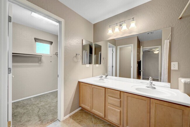 Building Photo - 3 Bedroom in Madeira Canyon!