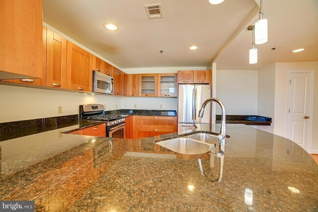 Building Photo - 5750 Bou Ave