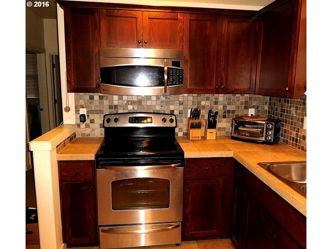 Building Photo - Comfortable Ground-Level 2-Bedroom Condo –...
