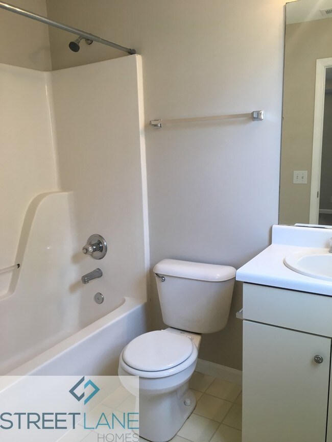 Building Photo - $500 off first month's rent!