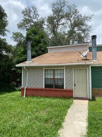 Building Photo - Spacious 2 Bedroom 1 Bathroom Townhome. Am...