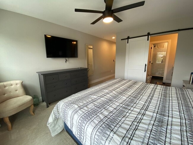 Building Photo - Modern 2 Bed | 3.5 Bath Townhome with Bonu...