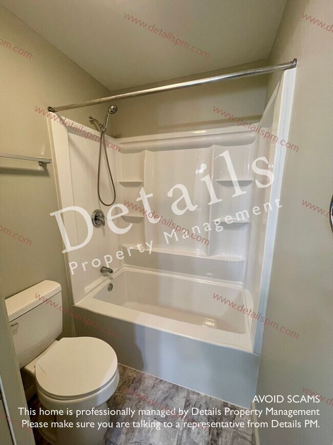 Building Photo - **APPLICATION PENDING** 3 BR bedroom Silverdale Townhouse