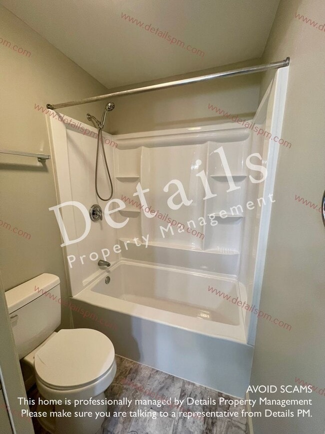 Building Photo - **COMING SOON** 3 BR bedroom Silverdale Townhouse