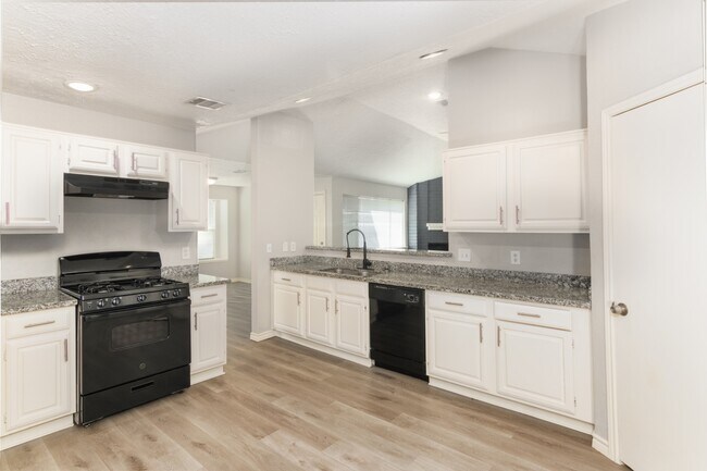 Building Photo - 15535 Evergreen Pl Dr