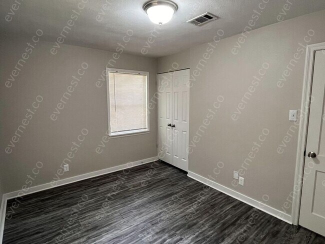 Building Photo - 126 E Santa Clair St