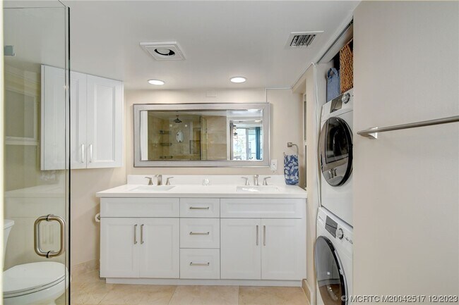 Building Photo - 8302 Marina Villa Dr