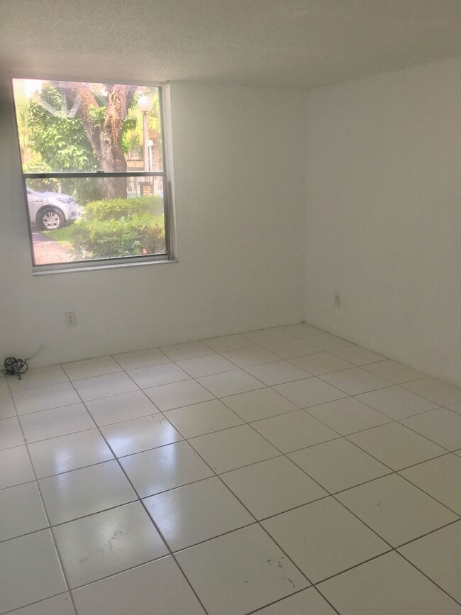 Building Photo - PROMENADE AT KENDALL LAKES - BEST PRICED 1 BEDROOM/1 BATH IN KENDALL