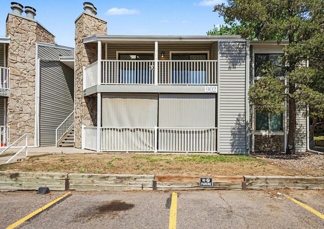 Building Photo - 902 S Walden St
