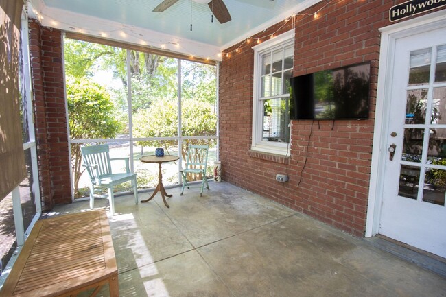 Building Photo - Charming updated 3 bed/2 bath brick bungal...