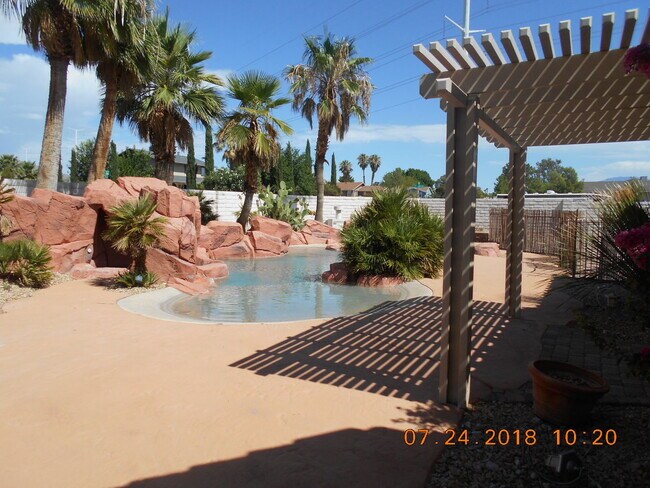 Building Photo - Single Story 4 Bedroom on 1/2 Acre Lot w/ Pool & Spa!