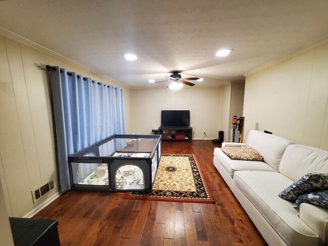Building Photo - Move in Incentive!