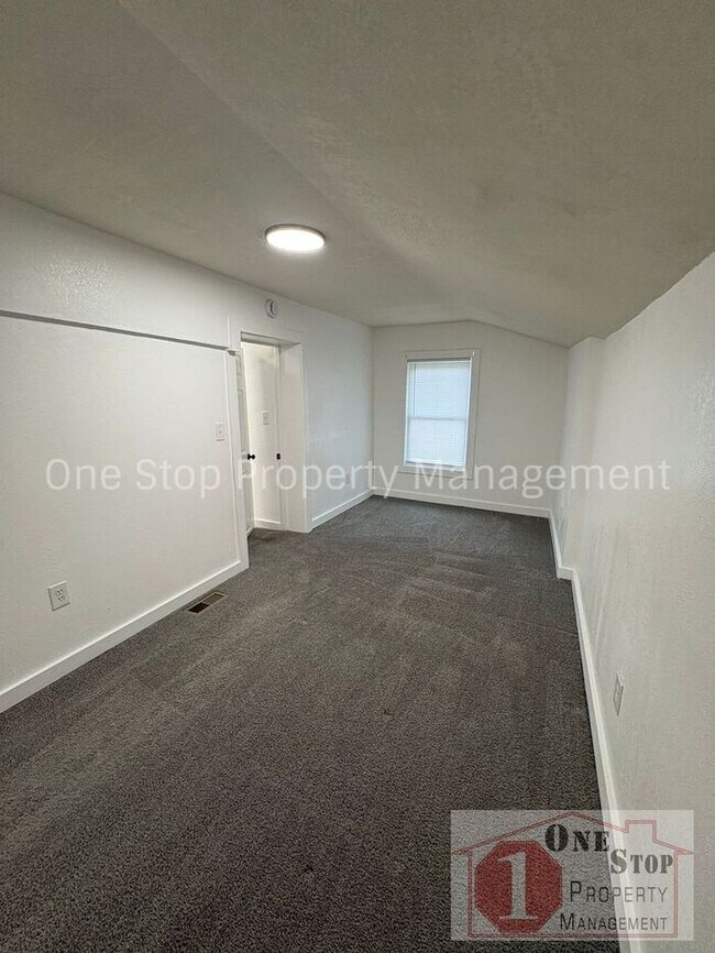 Building Photo - Beautiful 3 Bedroom 2 Bathroom in Kansas City!
