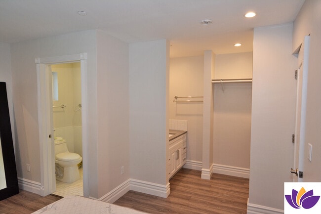 Building Photo - 5955 Hillview Park Ave