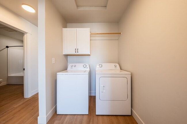 Building Photo - 2 bed 1 bath FIRST MONTH RENT FREE New Apa...