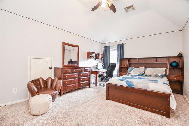 Building Photo - 3915 N Sandy Ct