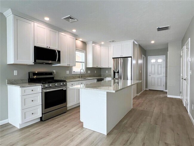 Building Photo - 578 Elm St