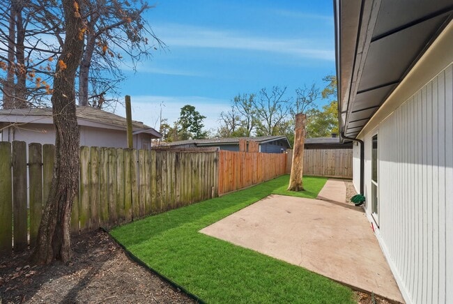 Building Photo - 4102 Sherwood Ln