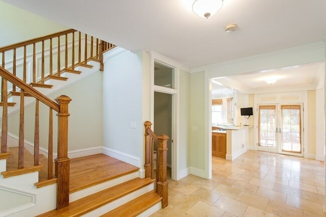 Building Photo - 11 Green St