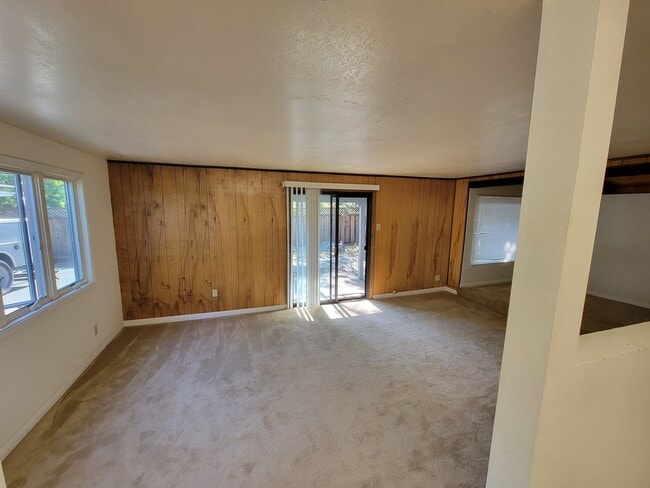 Building Photo - 158 Hall Ln