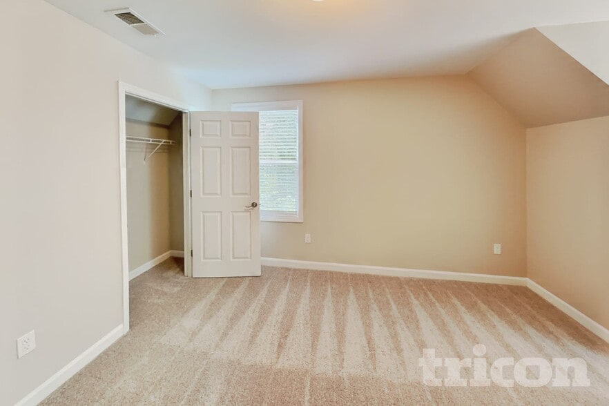 Building Photo - 1026 Chelsea Dr