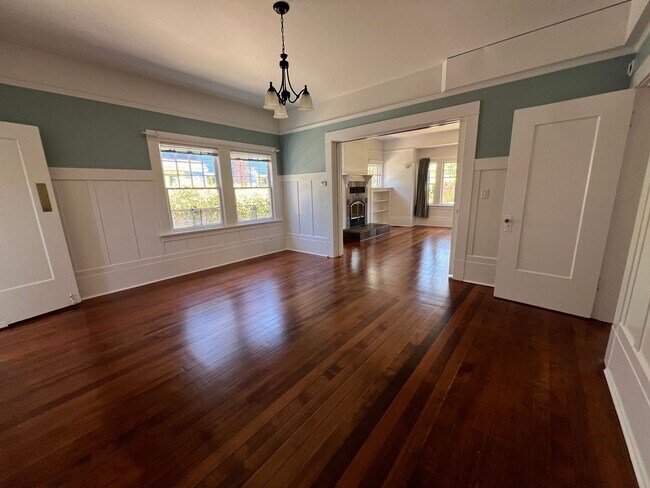 Building Photo - Charming 1910 Craftsman Home – 3BR/2BA + B...