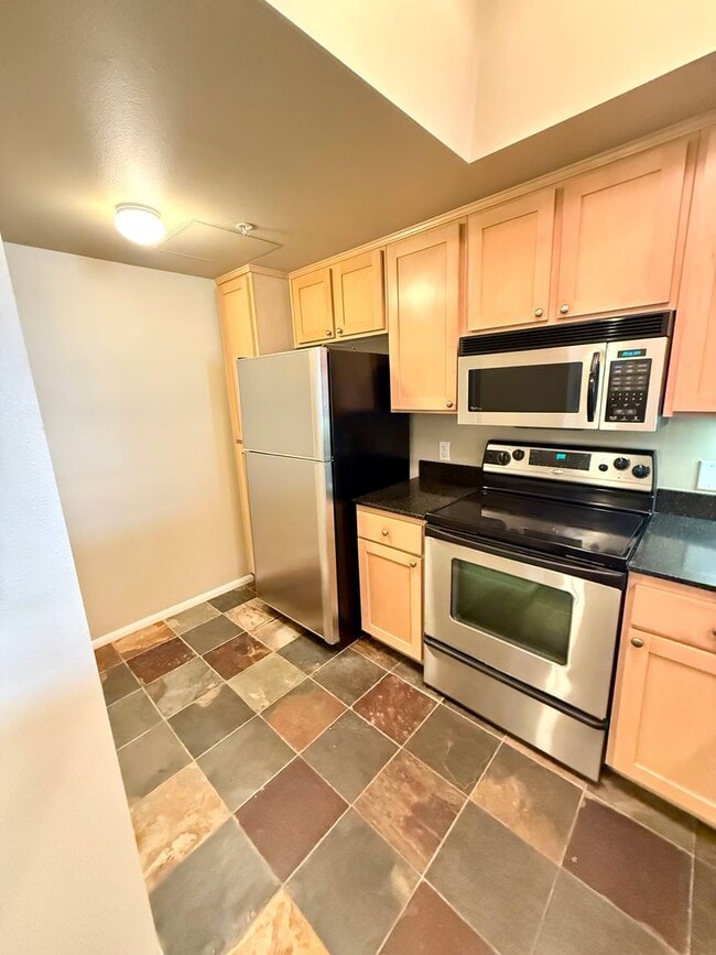 Building Photo - Spacious Bankers Hill Studio | In-Unit Laundry | A/C | Fireplace | Pool & Gym | 6-Month Lease