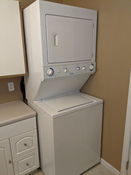 Bathroom: Stackable washer and dryer - 109 Washington Avenue