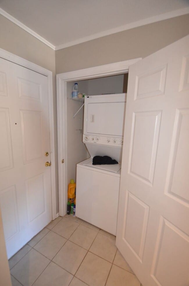 Building Photo - HEAT INCLUDED! Summer Only Rental!