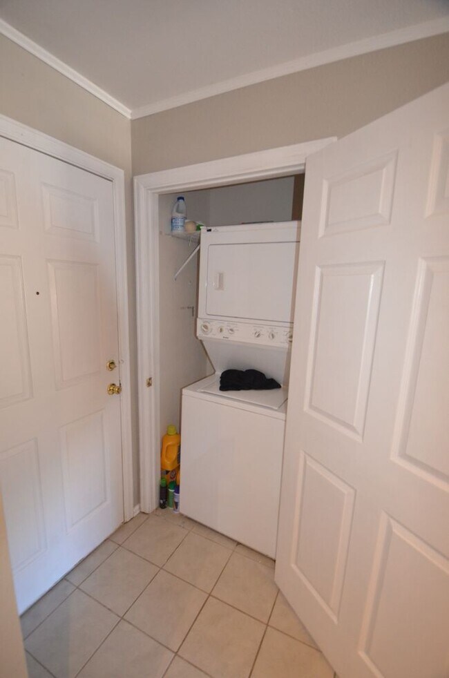 Building Photo - HEAT INCLUDED! Summer Only Rental!  Move in special!