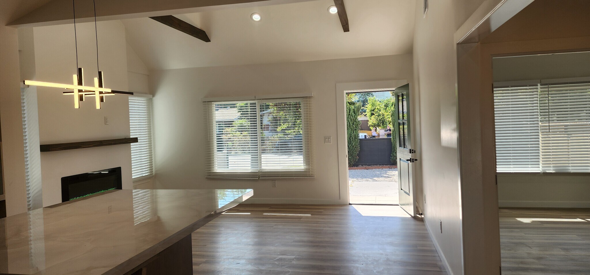 Building Photo - 950 N Kingsley Dr