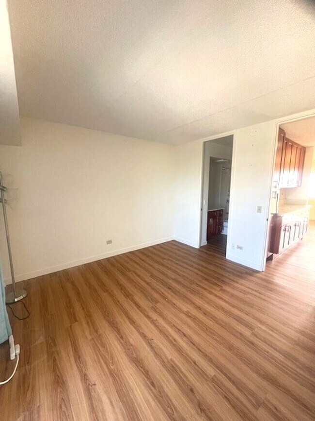 Building Photo - Recently Renovated 1 Bedroom in Honolulu