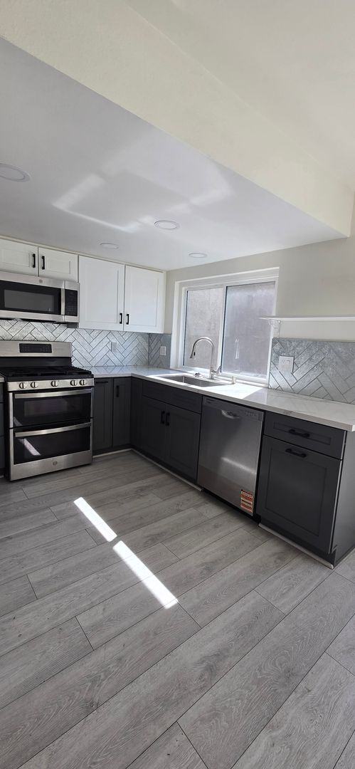 Building Photo - Beautifully Maintained & Convenient Townhome