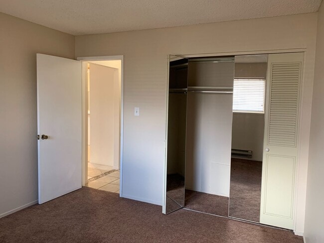 Building Photo - ONLY $1,500 PER MONTH FOR THIS SUPER CUTE , SPACIOUS 2 BEDROOM / 1 BATHROOM CONDO CENTRALLY LOCAT...