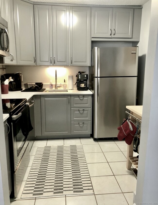 Building Photo - 6 D Pineview Dr