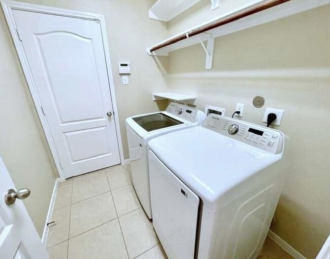 Building Photo - 622 W Newport Bend