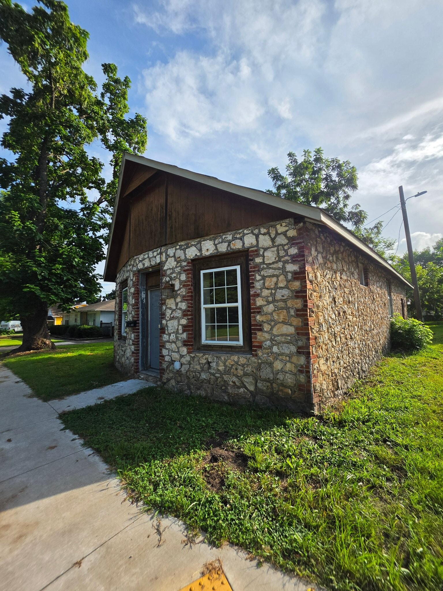 Building Photo - 1021 N Vinita Ave